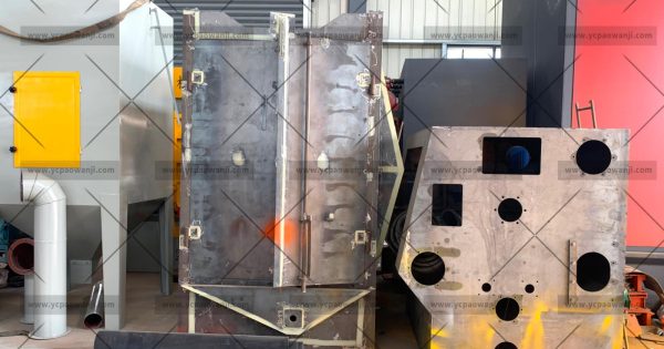 376吊鉤式拋丸機(jī)生產(chǎn)廠家拋丸機(jī)主機(jī)制作中，準(zhǔn)備噴漆